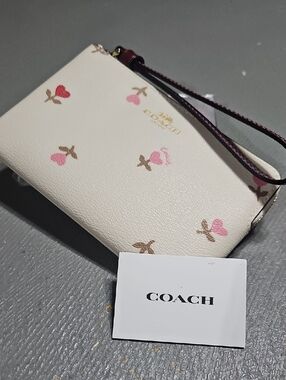 Coach C3300 Corner Zip Wristlet In Floral Heart Print